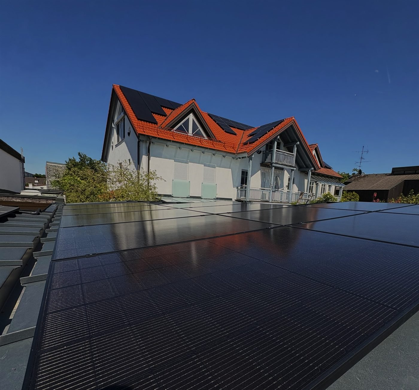 Erweiterung derselben Photovoltaik-Anlage: zusätzliches Modulfeld, im Hintergrund das Wohnhaus